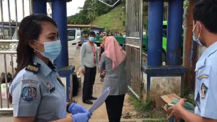 Malaysia Kembali Deportasi 40 PMI Bermasalah Melalui PLBN Entikong - Warta  Pontianak