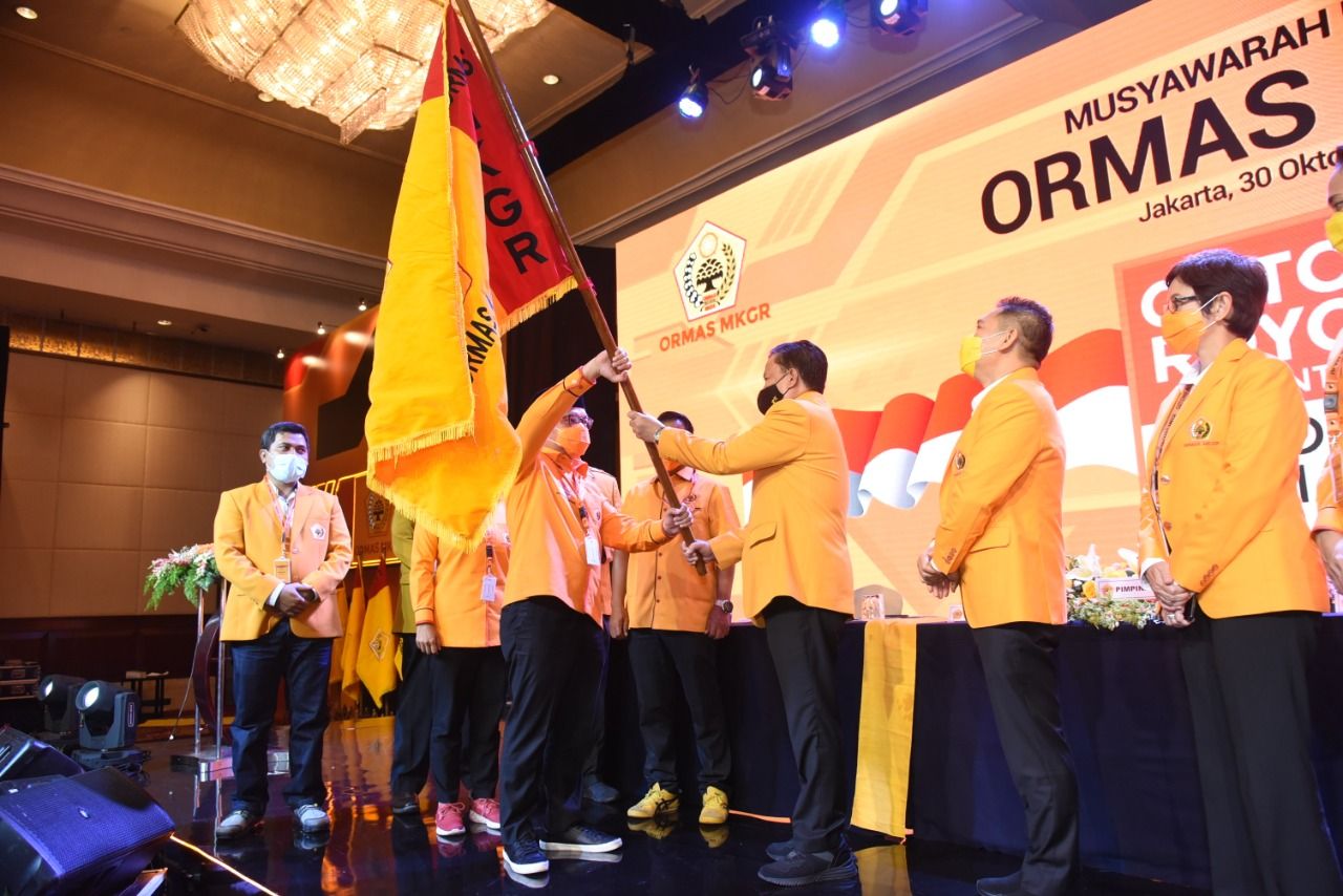  Adies Kadir saat menerima bendera Ormas MKGR setelah terpilih menjadi Ketua Umum MKGR secara aklamasi saat Mubes IX di Jakarta, Jumat 30 Oktober 2020.