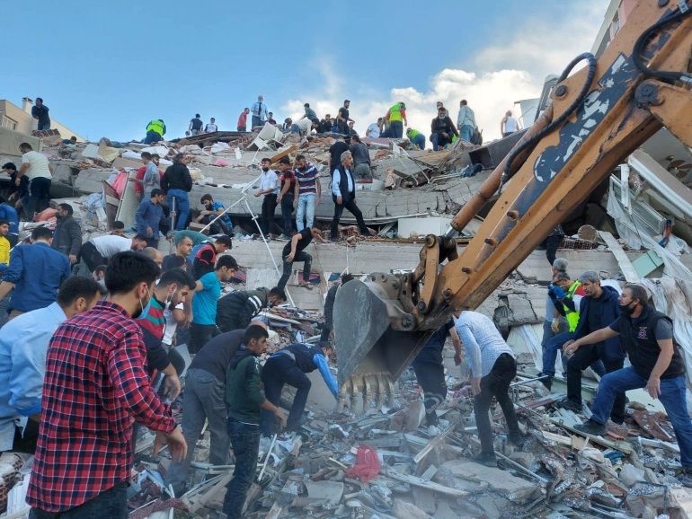 Evakuasi reruntuhan gempa bumi di Turki