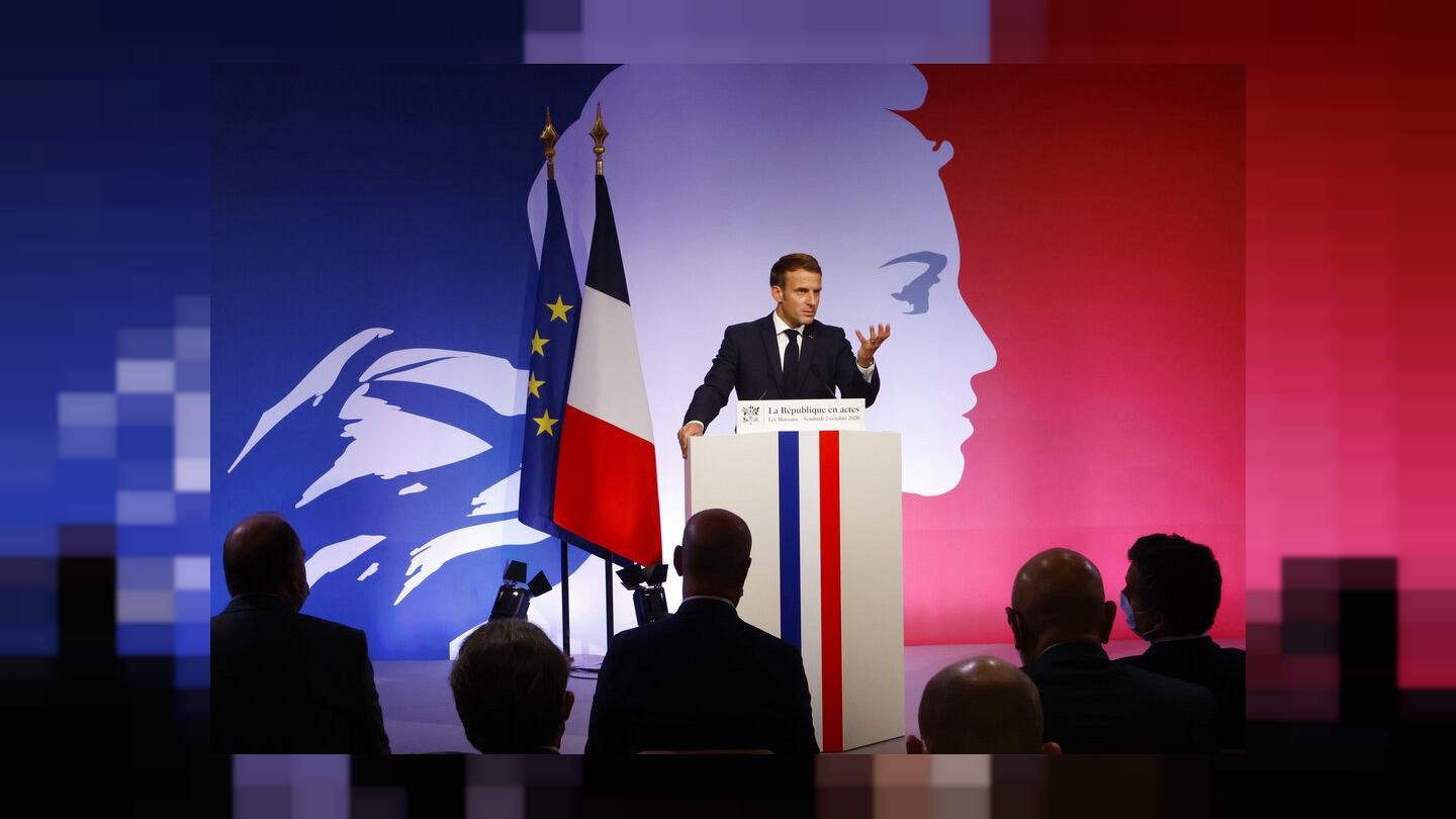 Presiden Prancis, Emmanuel Macron memberi keterangan saat diwawancara Al Jazeera