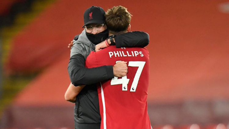 Jurgen Klopp dan Nat Phillips merayakan kemenangan Liverpool.