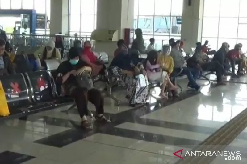 Penumpang bus Antarkota Antarprovinsi (AKAP) di lantai Mezzanin Terminal Terpadu Pulogebang, Jakarta Timur.