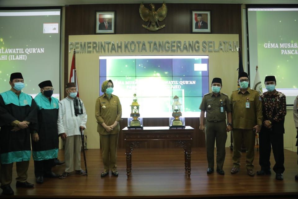 Walikota Tangerang Selatan Airin Racmy Diany memberikan piala Kecamatan Pamulang  atas prestasinya menjadi juara umum MTQ ke-11 tingkat Kota Tangerang Selatan/dok. Humas Tangsel/