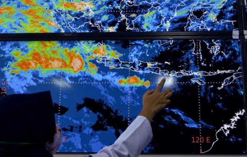 Petugas BMKG menunjukkan citra satelit pergerakan badai La Nina di sejumlah wilayah di Indonesia