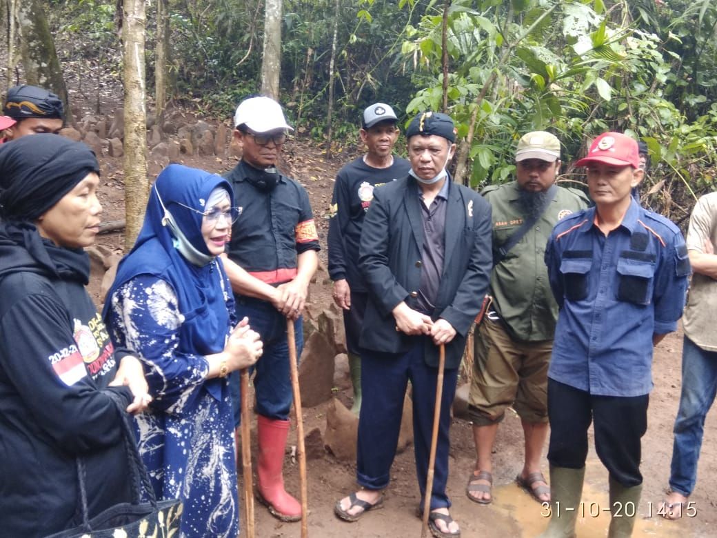 TIM ekspedisi yang meneliti keberadaan Batu Melingkar di Desa Jahyang, Kecamatan Salawu, Kabupaten Tasikmalaya, Jawa Barat.