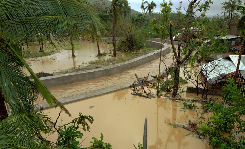 Kondisi di sebuah wilayah di Filipina yang dihantam Topan  Goni pada Minggu (01/11)