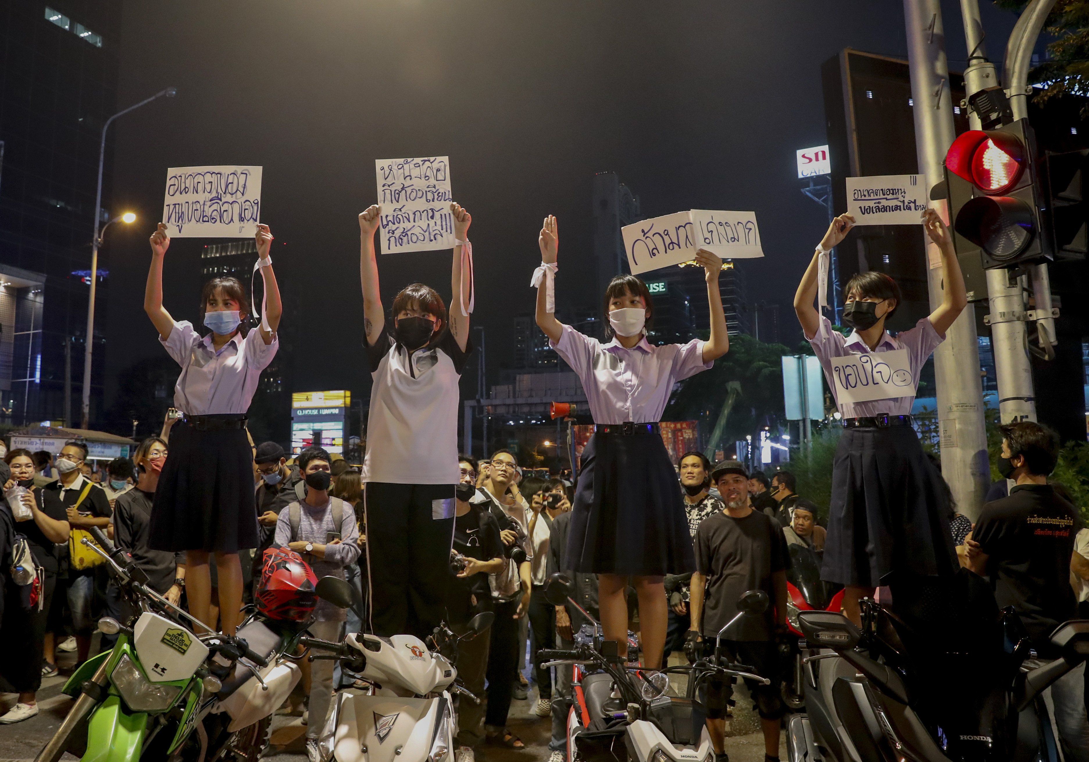 Para pengunjuk rasa di Thailand menuntut reformasi.
