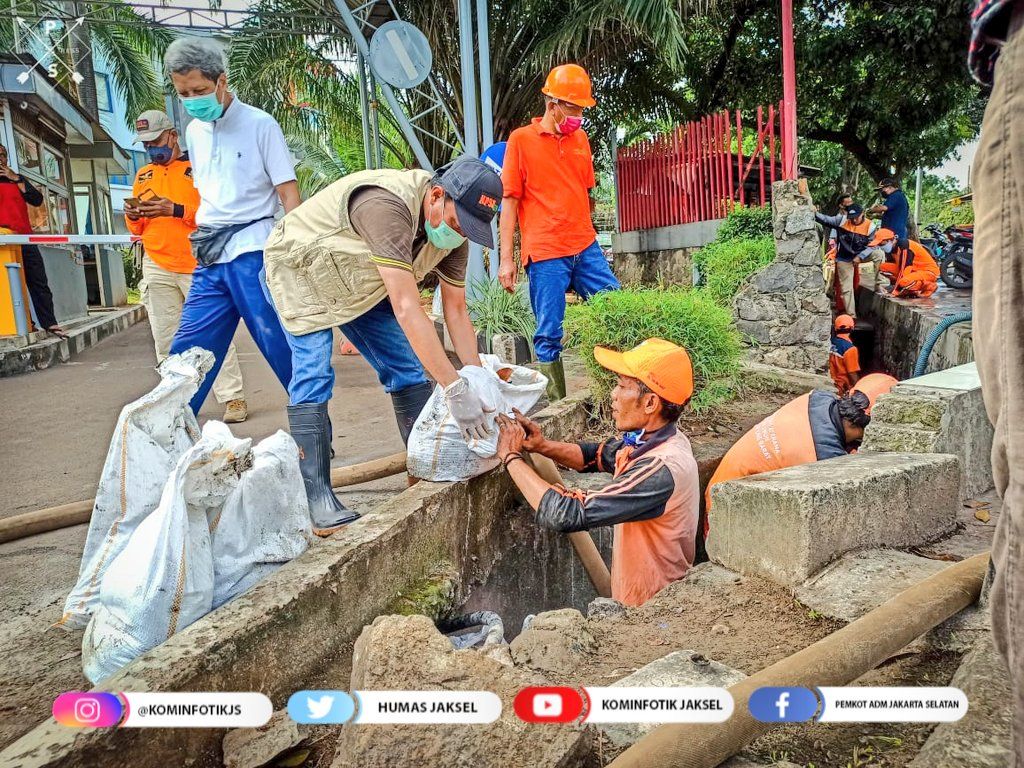 Wali Kota Jakarta Selatan Kerja  Bakti  Bersama Warga  dan 