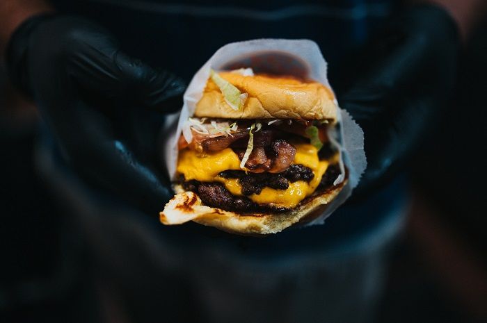 Makan burger sebelum tidur meningkatkan risiko berbahaya untul kesehatan