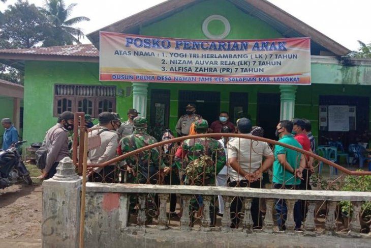 Posko pencarian ketiga anak yang hilang di Desa Naman Jajhe Kecamatan Salapian Langkat.(ANTARA/Imam Fauzi)