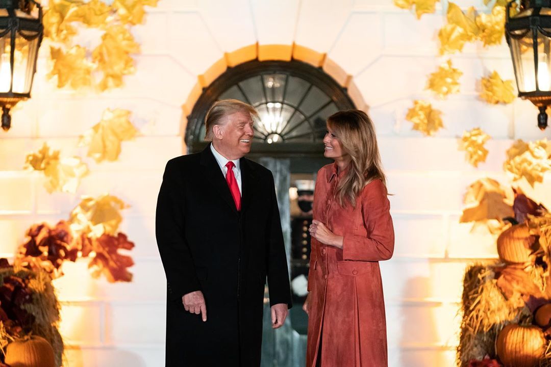 Presiden Amerika Serikat, Donal Trump beraama istrinya First Lady Melania Trump.*