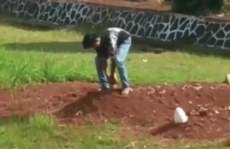 Remaja Menginjak Injak Makam Pahlawan Di Lampung