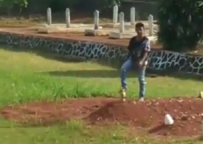 Video Viral Abang Jago Injak Makam Pahlawan Sampai Mau Cabut Batu Nisan