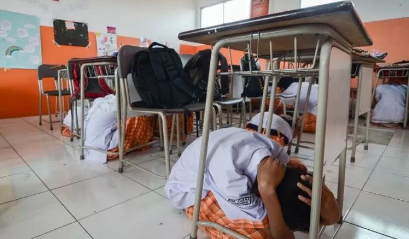 Arsip Foto. Siswa mengikuti simulasi menghadapi gempa bumi dalam pendidikan tanggap bencana di SMP Juara Bandung, Jawa Barat, Selasa (17/10/2018).*