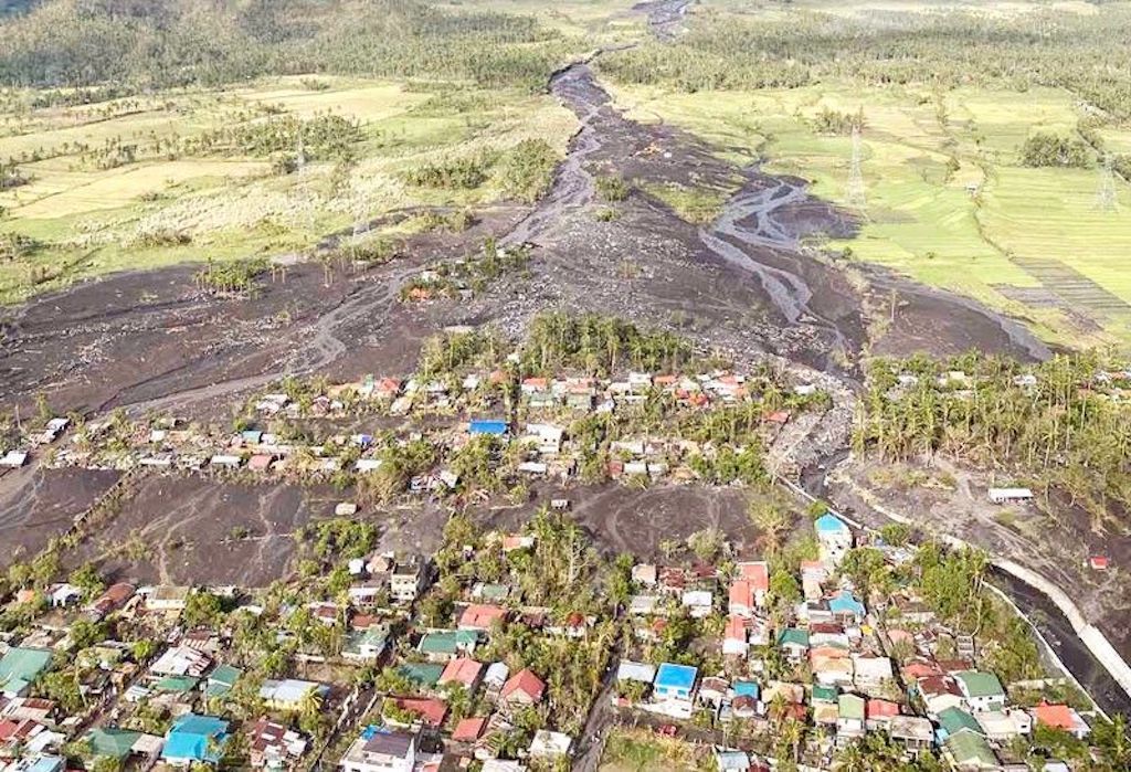 Rumah rumah yang terkubur batuan vulkanik yang terhempas badai Topan Goni di Filipina pada Sabtu-Minggu (31/10 dan 01/11) 