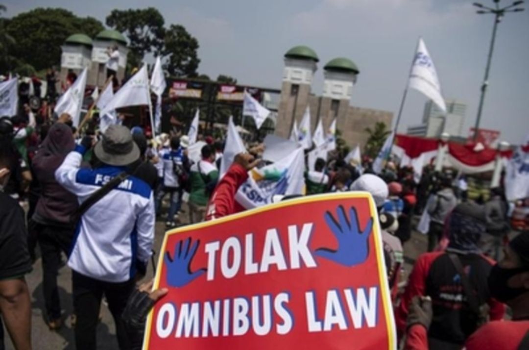 Massa melakukan aksi demonstrasi menolak Omnibus Law.