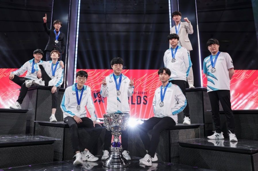 Damwon Gaming berfoto bersama piala kemenangannya. (Twitter/@lolesports)