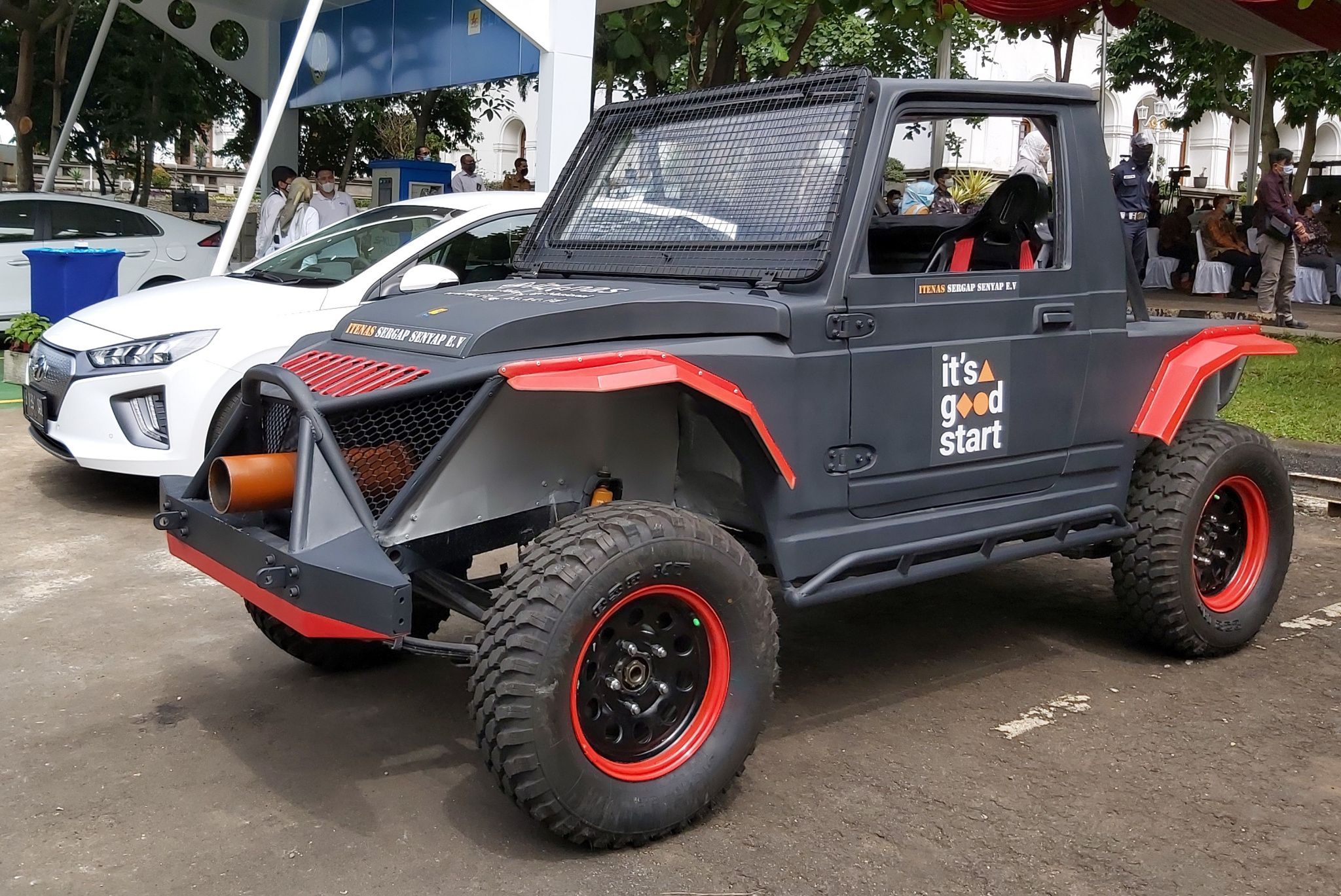 Itenas Sergap Senyap Electric Vehicle merupakan mobil listrik karya Institut Teknologi Nasional (Itenas) yang pertama di Jawa Barat.