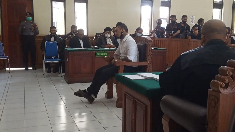 Jerinx  dalam sidang putusan di PN Denpasar Selasa 3 November 2020. Jerinx dituntut 3 tahun penjara dan denda 10 juta 