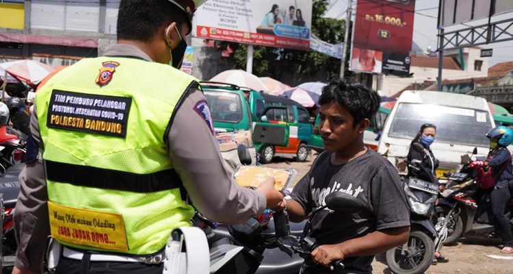 Jajaran Satlantas Polresta Bandung mengadakan bakti sosial di Pasar Soreang, Kabupaten Bandung, dalam rangka Operasi Zebra Lodaya 2020.