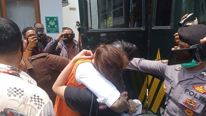 Jerinx memeluk isterinya Nora Alexandra seusai sidang putusan di PN Denpasar Selasa 3 November 2020. Jerinx dituntut 3 tahun penjara dan denda 10 juta 