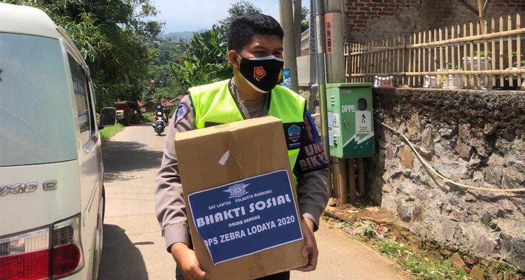 Jajaran Satlantas Polresta Bandung mengadakan bakti sosial di Pasar Soreang, Kabupaten Bandung, dalam rangka Operasi Zebra Lodaya 2020.