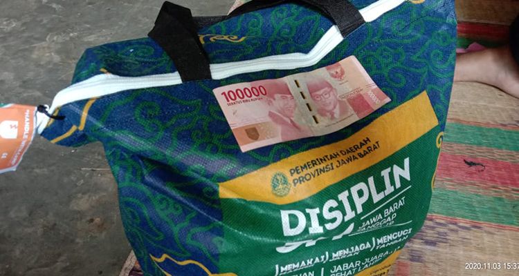 Paket sembako dan uang dari Bantuan Sosial (Bansos) Pemprov Jawa Barat tahap 3 yang diterima oleh masyarkat.