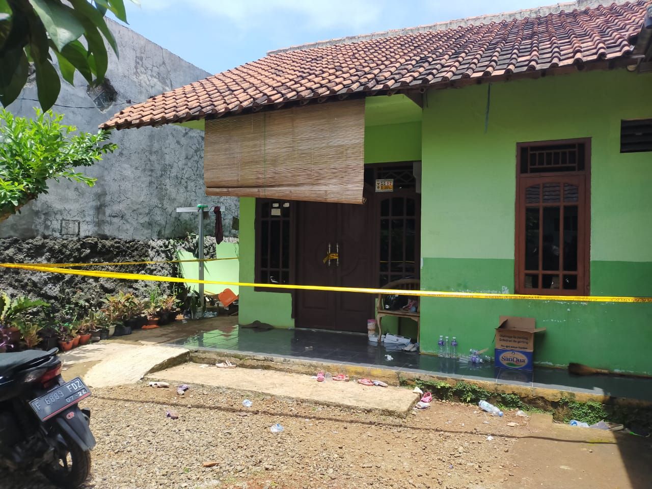 seorag wanita ditemukan mengambang di dalam sumur di Kampung Citatah Dalam, Kelurahan Ciriung, Kecamatan Cibinong, Kabupaten Bogor, Senin (3/11/2020)