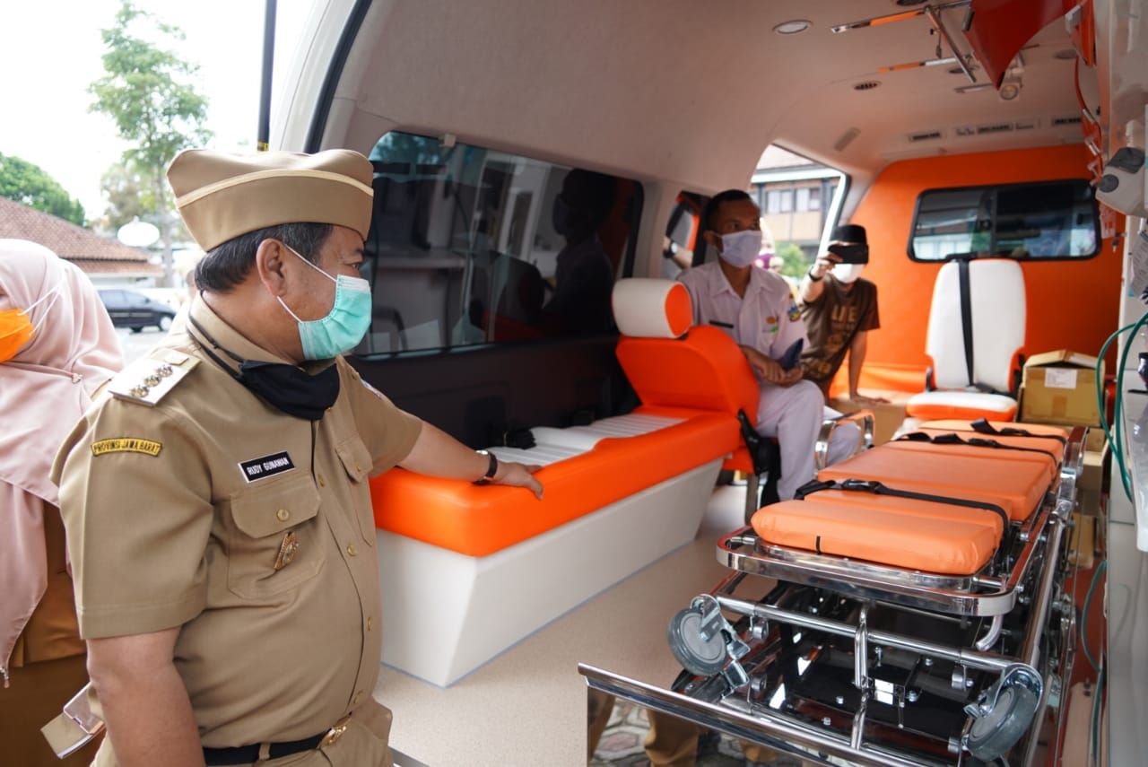 Bupati Garut Rudy Gunawan cek kelengkapan ambulans.