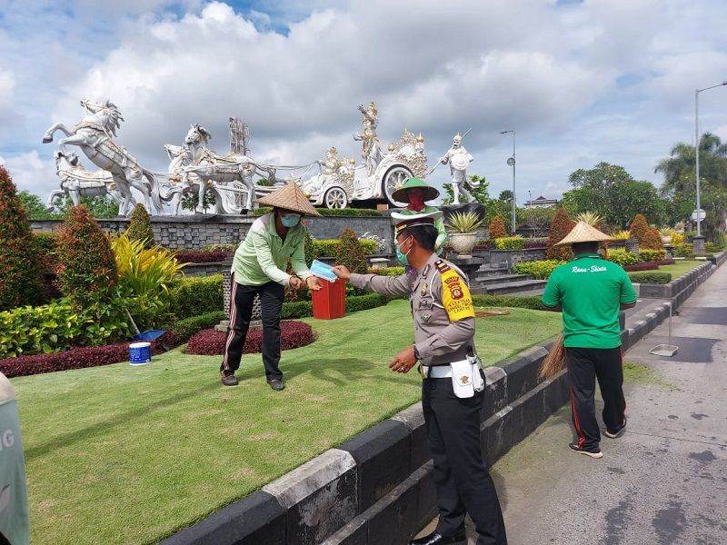 Anggota Polres Badung membagikan masker gratis dalam Operasi Zebra yang dilaksanakan di Kabupaten Badung, Bali terhitung sejak 26 Oktober sampai 8 November 2020 tersebut lebih mengedepankan simpatik dan edukasi