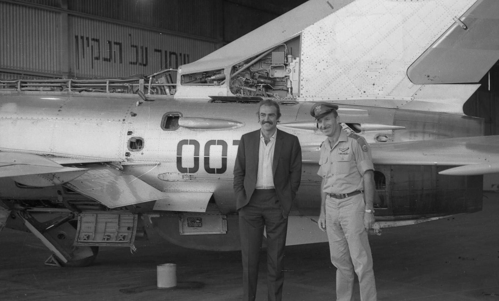 Sean Connery bersama jenderal Israel Moti Hod berdiri membelakangi MiG-21.