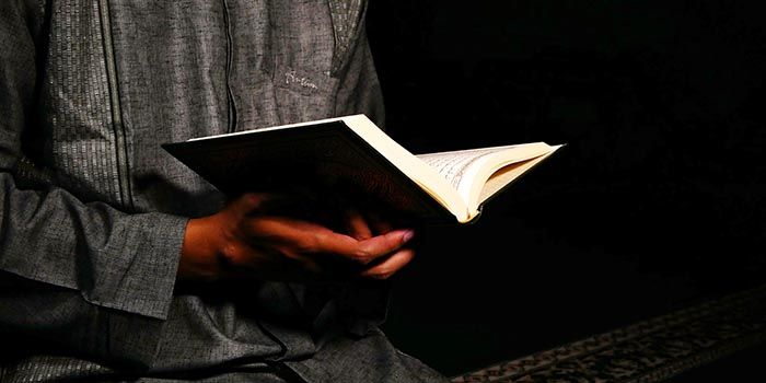 Ilustrasi membaca Al Quran.