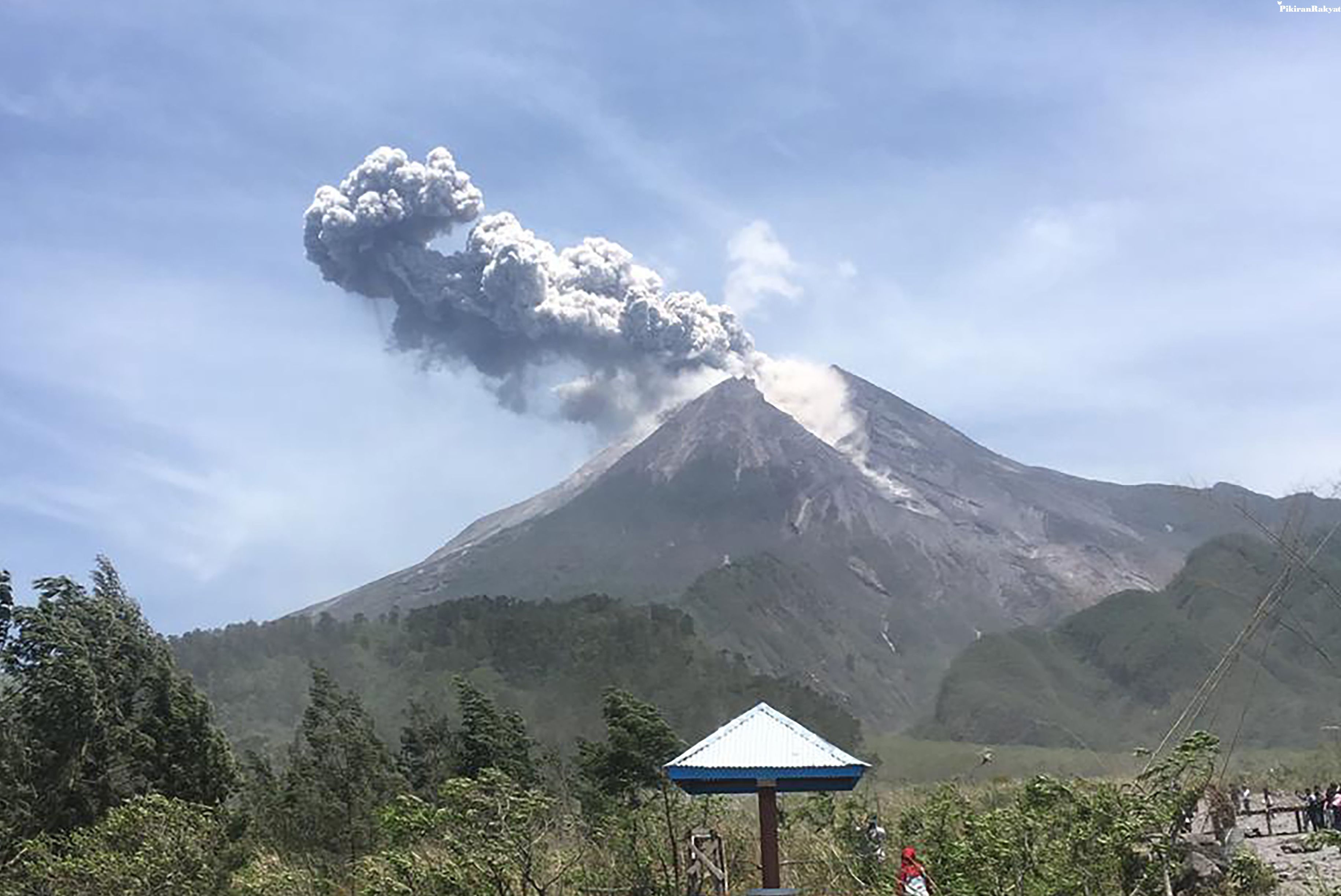 Tubuh gunung  Menggembung dan Aktivitas Gempa Naik Alasan 