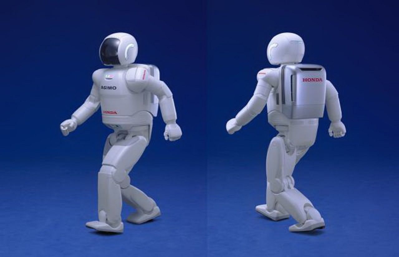 ASIMO juga dapat mendeteksi pergerakan orang-orang saat sedang berjalan, kemudian secara otomatis berjalan ke arah berbeda untuk menghindari tabrakan./ZonaPriangan/Dok. HPM 
