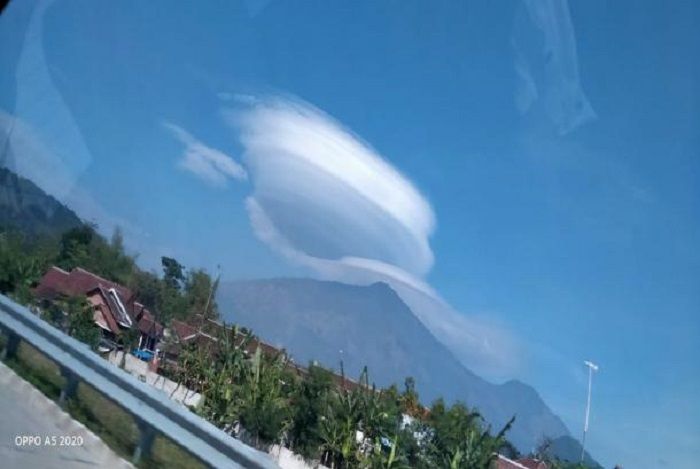 Penampakan awan lentikularis di sekitar Gunung Arjuno, Jawa Timur (Jatim), Kamis, 5 November 2020. (Foto: Istimewa)
