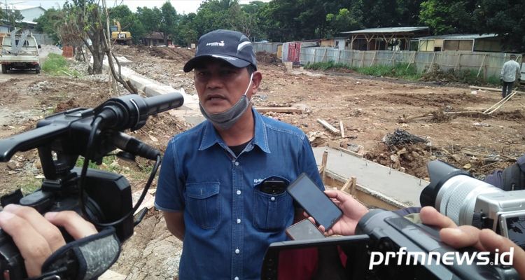 Site Manager PT Area Bangun Putera Sejati Trisno saat ditemui di lokasi pengerjaan proyek Kolam Retensi Gedebage, Kota Bandung, Kamis 5 November 2020.