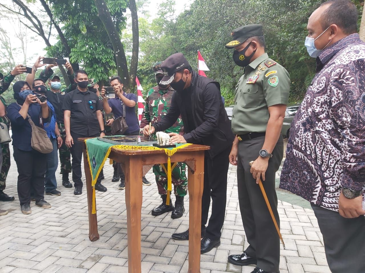 Pangdam III Siliwangi Mayjen Nugroho Budi bersama Wali Kota Bogor Bima Arya saat meresmikan Barak Siaga di Sempur, Kota Bogor, Kamis 5 November 2020