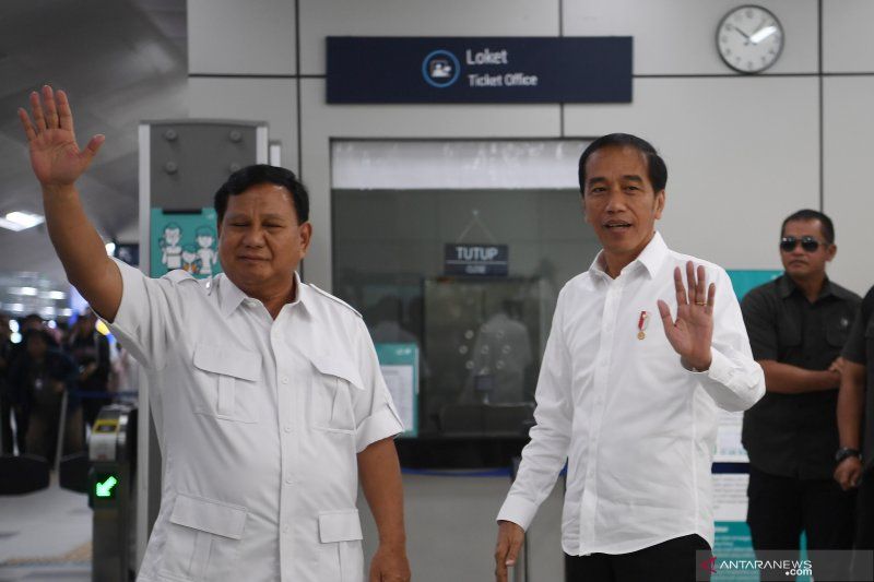 Presiden Joko Widodo (kedua kanan) dan Ketua Umum Partai Gerindra Prabowo Subianto.