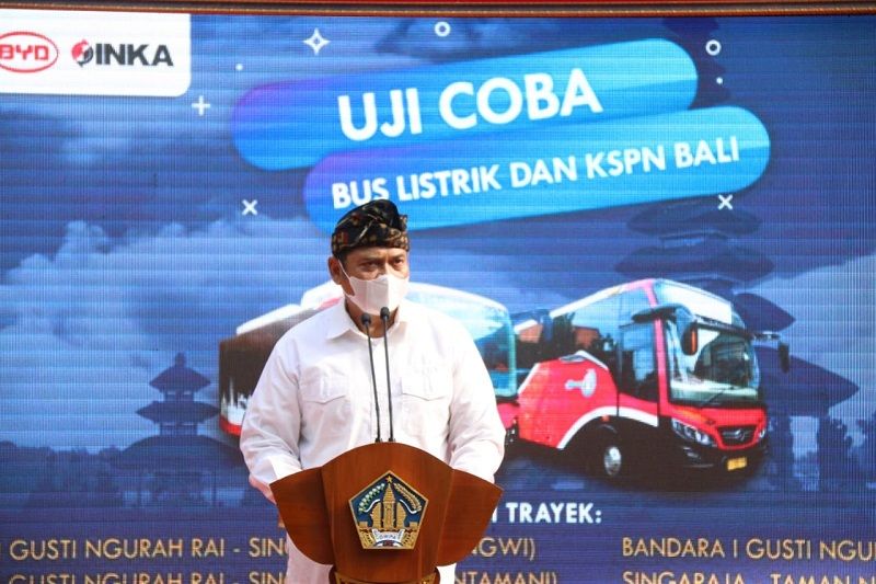 Kepala Dinas Perhubungan Provinsi Bali I.G.W Samsi Gunarta memberi sambutan dalam uji coba bus listrik dan KSPN Bali, di Denpasar, Jumat 6 November 2020
