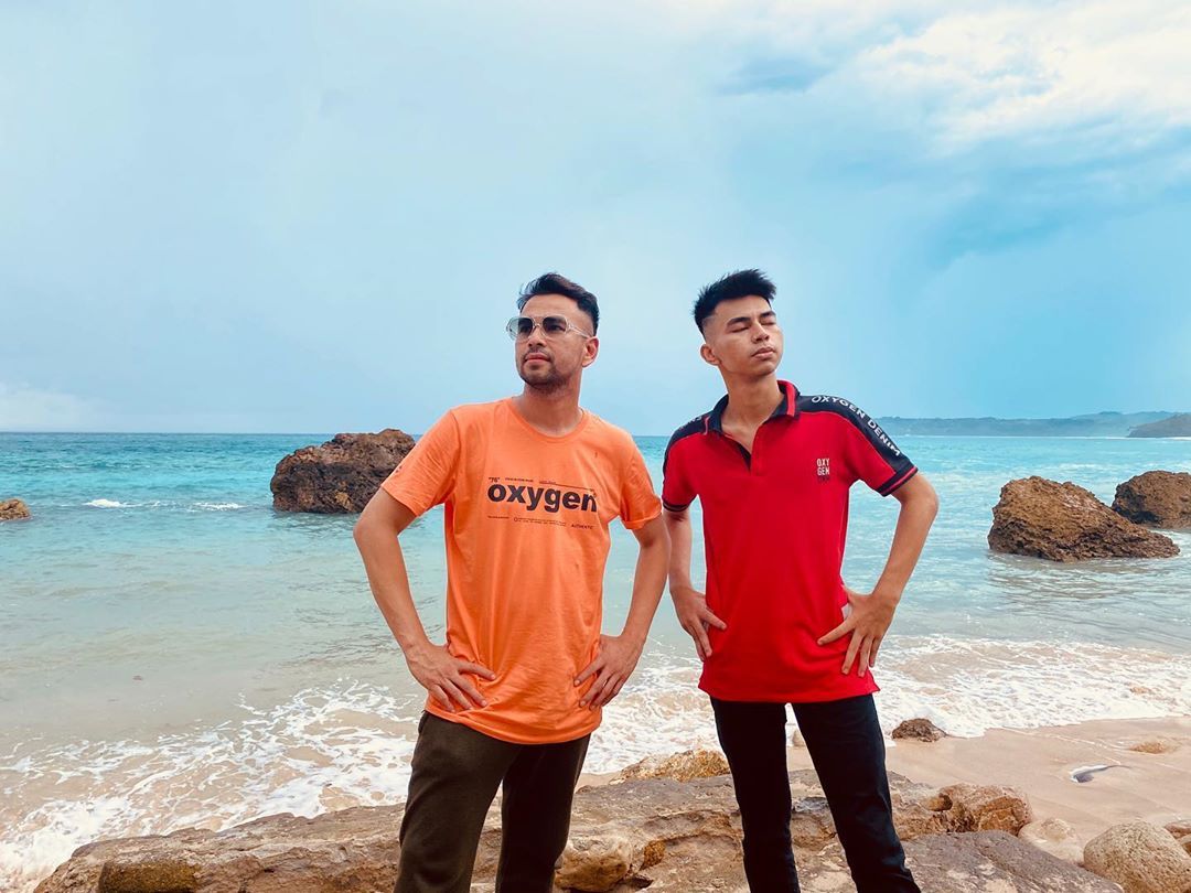 Raffi Ahmad (kiri) berfoto bersama saat liburan dengan Dimas Ramadhan (kanan).