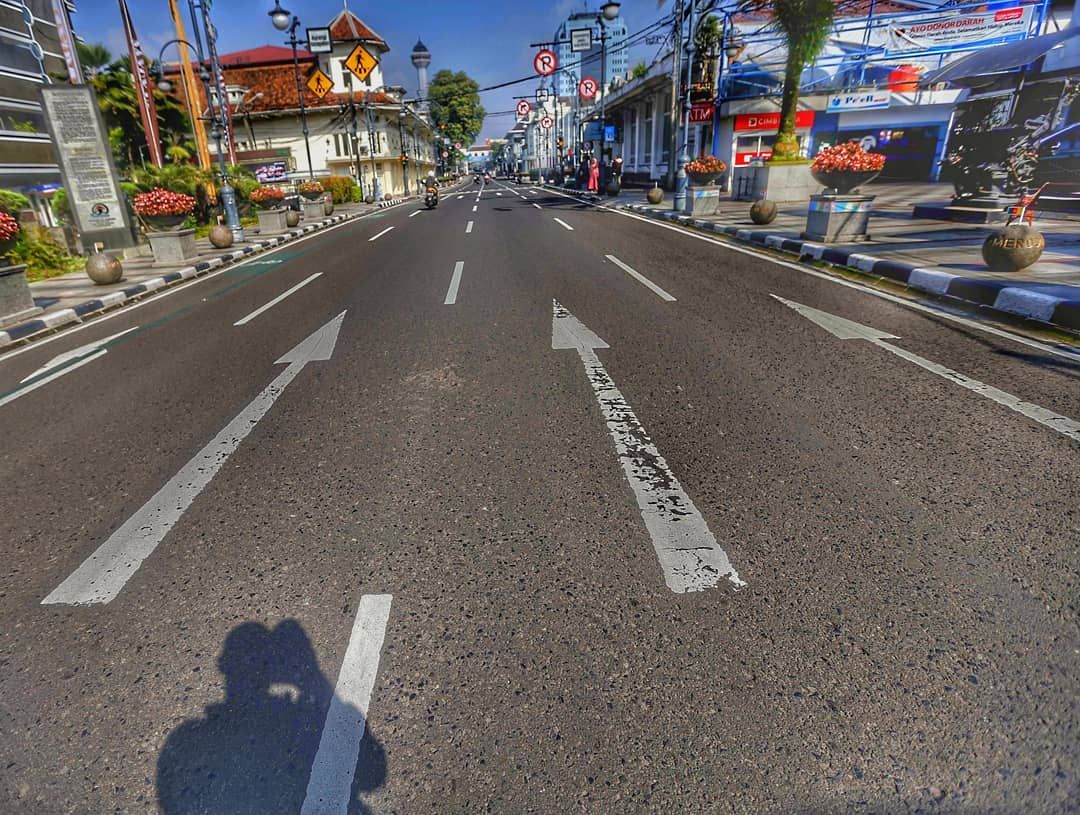 Sudut pengambilan sejajar dengan mata forografer di Jalan Asia-Afrika, Kota Bandung. 