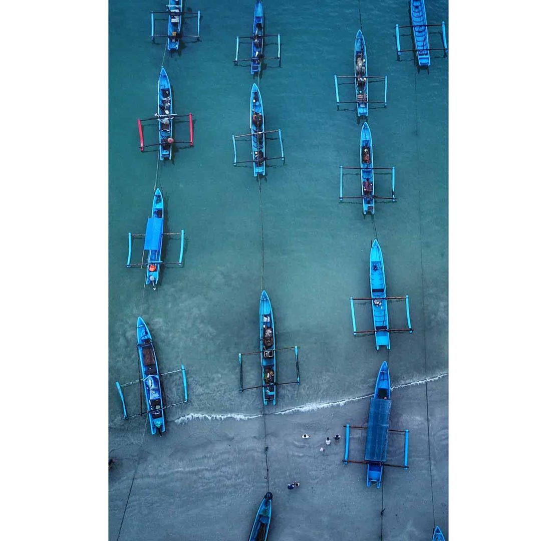 Foto dengan drone memperlihatkan deretan perahu di Pantai Pangandaran. 