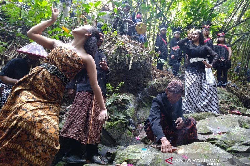 Sejumlah seniman dan sesepuh warga Warangan, Kecamatan Pakis, Kabupaten Magelang, Jawa Tengah di kawasan Gunung Merbabu melakukan ritual dan performa seni di bebatuan sungai Tapak Jaran Sembrani, Sabtu 7 November 2020.