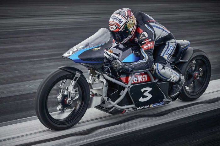 Mantan pebalap MotoGP Max Biaggi memecahkan rekor kecepatan darat dengan motor listrik Voxan Wattman yang ia geber hingga 400 km/jam