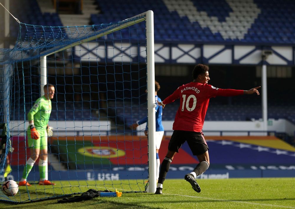 Marcus Rashford merayakan gol kedua Manchester United.