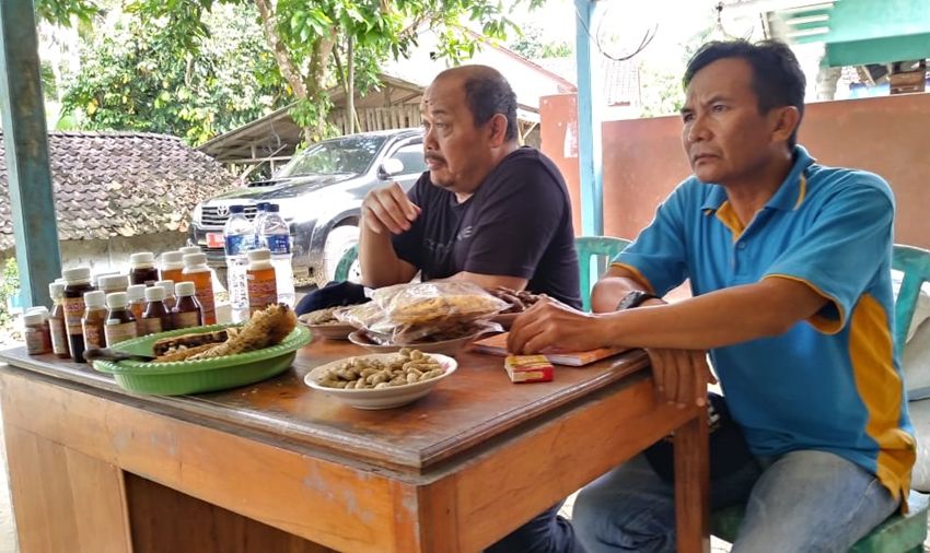 Asep Iman Chandra Margana (kaos biru) dan Kepala Dinas Kehutanan Provinsi Jawa Barat, Epi Kustiawan, di Kampung Madu, Desa Manjaranyar, Kecamatan Banjarsari, Ciamis.