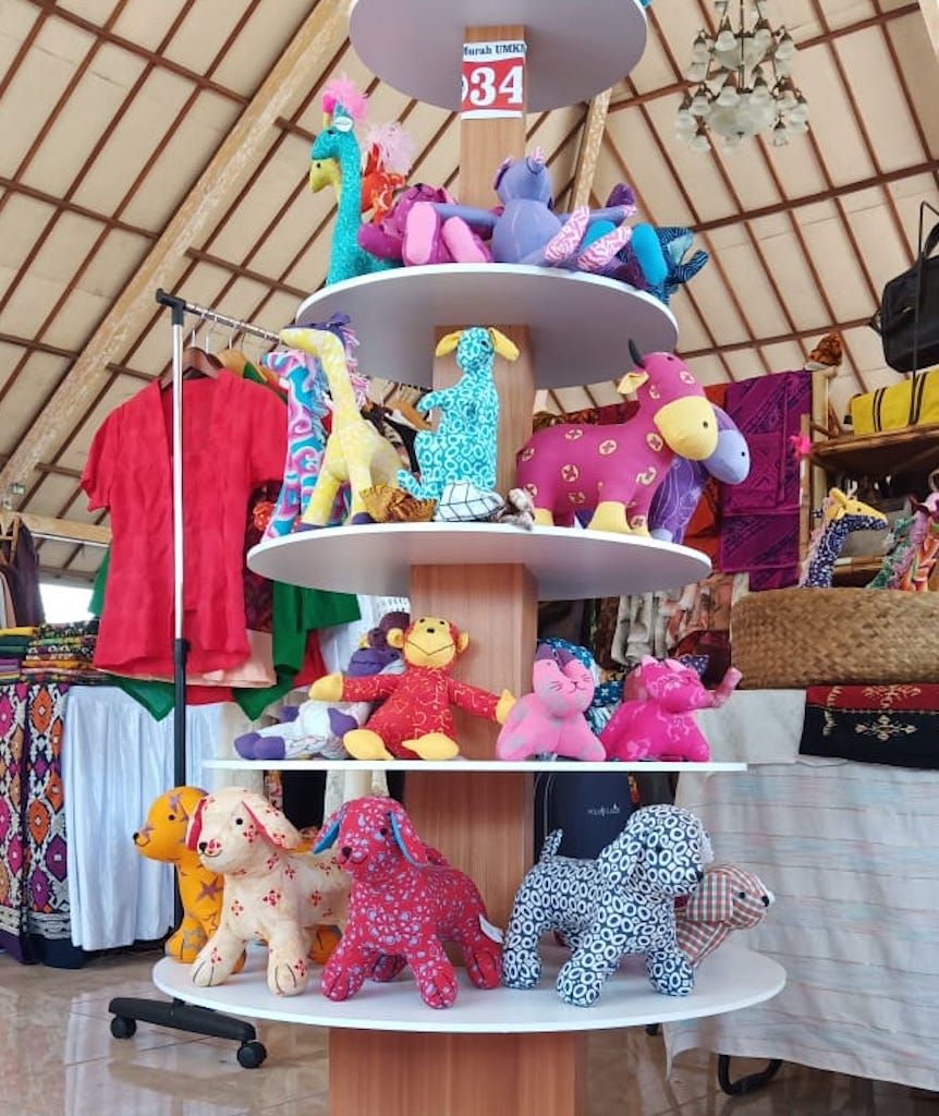 Boneka kain hasil periduksi pelaku usaha UMKM di Bali yang ikut dipamerkan dan dijual dalam acara Pasar Murah UMKM pada Sabtu (7/11) di Desa Budaya Kertalangu Denpasar Bali
