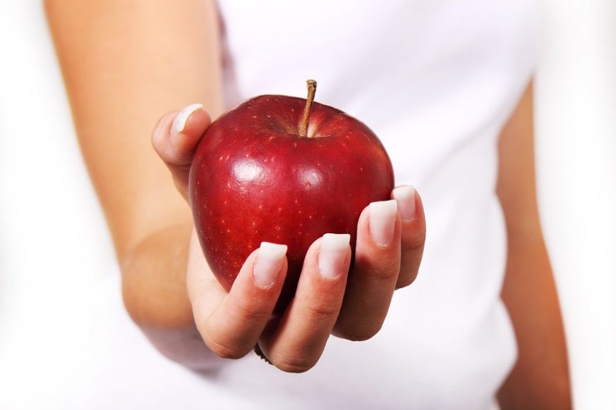 Satu buah apel yang kaya akan serat bisa menurunkan kadar gula darah.*/