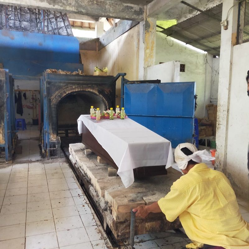Upacara kremasi jenasah terlantar di Krematorium taman Mumbul. 30 jenasah yang tersimpan sejak tahun 2017 hingga 2020 di RSUP Sanglah dikremasi Senin-Selasa 10 November 2020