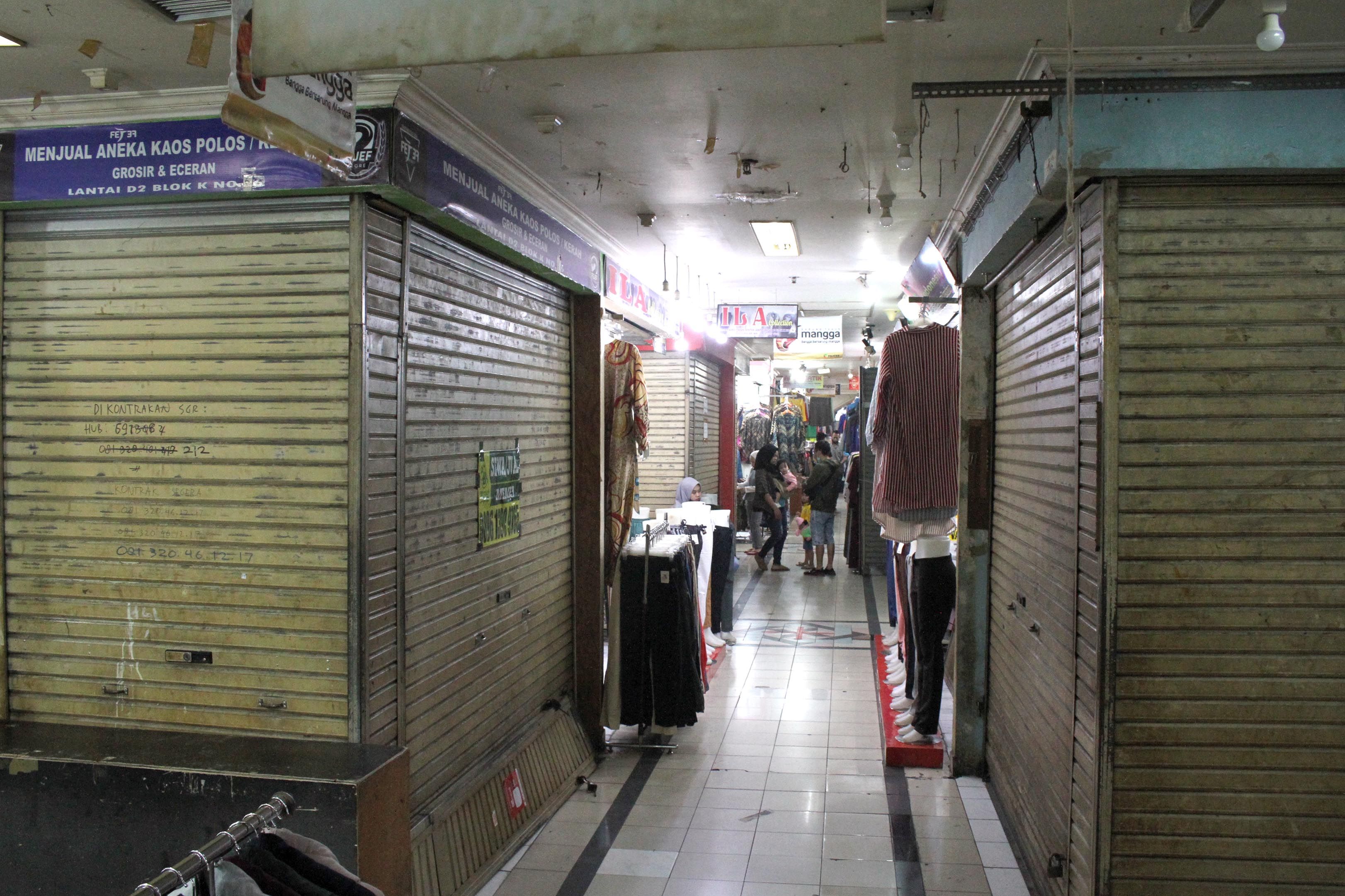 Sejumlah kios pedagang di Pasar Baru, Kota Bandung banyak yang tutup di karenakan kurangnya daya beli masyarakat di masa pandemi Covid-19 serta pengelolaan pasar yang kurang baik, Senin 9 November 2020. (Darma Legi/Galamedia)